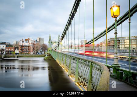 Vue aérienne du pont Hammersmith au-dessus du lac de Londres Banque D'Images