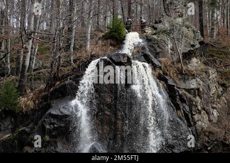 Bad Harzburg, Allemagne. 26th décembre 2022. Les randonneurs se tiennent au-dessus de la cascade de Radau dans les montagnes Harz. Credit: Swen Pförtner/dpa/Alay Live News Banque D'Images