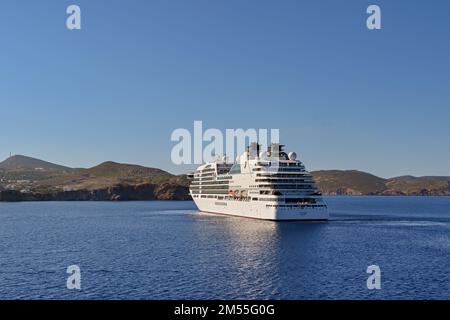 Patmos, Grèce - Mai 2022: Bateau de croisière de luxe Seabourn encore tournant dans la baie au large de la côte grecque de l'île de Patmos Banque D'Images