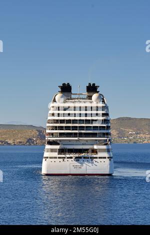 Patmos, Grèce - Mai 2022: Vue arrière du bateau de croisière de luxe Seabourn encore tournant dans la baie au large de la côte de l'île grecque de Patmos Banque D'Images