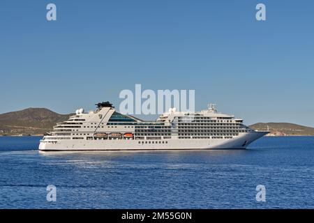 Patmos, Grèce - Mai 2022: Bateau de croisière de luxe Seabourn encore quittant la côte de l'île grecque de Patmos Banque D'Images