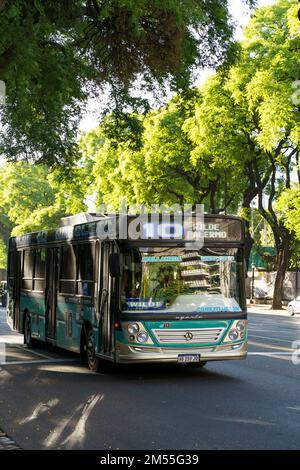 Buenos Aires, Argentine - 20 décembre 2022 : rue de Buenos Aires avec bus et passagers sur la rue centrale de la ville. Transports publics en Argentine. Tourisme, voyages, vie de rue et attractions. Photo de haute qualité Banque D'Images