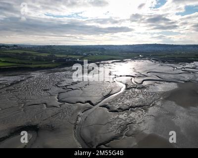 Un drone aérien a tiré sur une rivière peu profonde dans le village d'Appledore, dans le nord du Devon, en Angleterre Banque D'Images