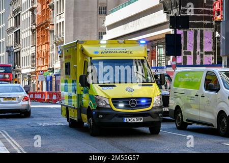 Londres, Angleterre, Royaume-Uni - juin 2022 : ambulance d'urgence avec feux bleus clignotant en traversant une rue dans le centre de Londres Banque D'Images