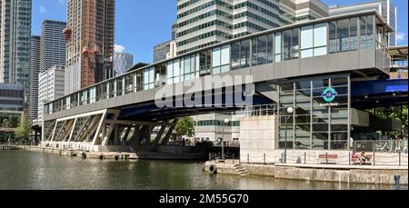 Londres, Angleterre, Royaume-Uni - juin 2022 : vue extérieure de la gare de South Quay sur le quai léger des Docklands, dans l'ancien quai des Docklands Banque D'Images