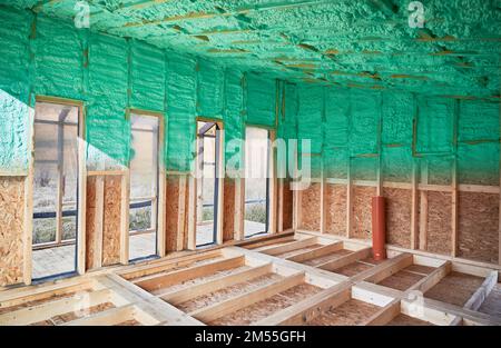 Collage de photos avant et après la chambre d'isolation thermique dans une maison en bois dans une maison de style scandinave. Comparaison des parois pulvérisées par de la mousse de polyuréthane. Concept de construction et d'isolation. Banque D'Images