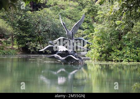 Une statue de cygnes volantes capturées dans le lac Swan dans le jardin botanique de Singapour Banque D'Images