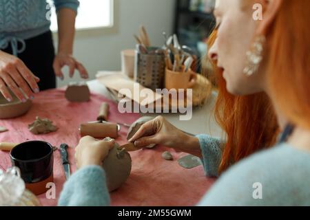 Atelier de poterie. Un plat d'artisanat en poterie à partir d'une argile crue. Création de céramiques pour adultes Banque D'Images