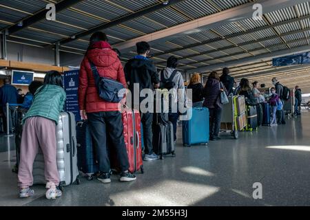 San Diego, États-Unis. 23rd décembre 2022. 23 décembre 2022: Voyage de vacances est en plein swing à l'aéroport international de San Diego. Des milliers de personnes prennent l'avion en dehors de San Diego et de la Californie et, tout comme beaucoup, en avion pour San Diego, pour les vacances. Les voyageurs attendent de longues files d'attente pour vérifier leurs bagages avant de passer par les services de sécurité de l'aéroport en sortant de San Diego. (Matthew Bowler/KPBS/Sipa USA) **AUCUNE VENTE À SAN DIEGO-SAN DIEGO OUT** Credit: SIPA USA/Alay Live News Banque D'Images