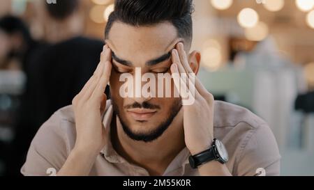 Portrait gros vers le haut triste bouleversé malade malheureux homme malsain homme homme homme d'affaires a un problème de massing temples souffrent de maux de tête hispanique déprimé Indien Banque D'Images