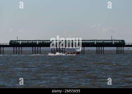 Jubilee Beach, Marine Parade, Southend on Sea, Essex, Royaume-Uni. 26th décembre 2022. Comme c'est devenu une tradition en bord de mer, un plongeon du lendemain de Noël a eu lieu dans l'estuaire de la Tamise à Southend on Sea, près de l'embarcadère de la ville, qui a permis de recueillir des fonds pour l'établissement national de la Royal Lifeboat local. Le bateau de sauvetage RNLI était à votre disposition pour votre sécurité, le long de Southend Pier Banque D'Images