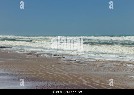 Vagues brulantes de l'océan Atlantique au large de la côte namibienne.la partie nord du désert namibien dans le parc national namibien-Naukluft de Namibie. Walvi Banque D'Images