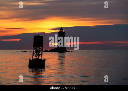 Lever du soleil ciel au large Whalebback Ledge Lighthouse Sud du Maine Banque D'Images