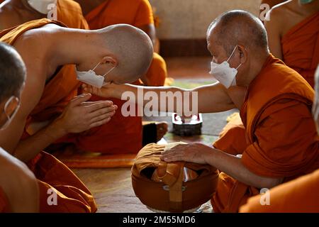 Une vue rapprochée d'un moine qui réalise une bénédiction comme 22year vieux ½ thaïlandais ½ américain William “Kai” Bicknell devient un moine thaïlandais à Wat Bang Chang Tai à Sam Phran dans la banlieue de Bangkok, Thaïlande. La cérémonie traditionnelle d'ordination, connue en thaï sous le nom de Buat Nak, implique des rituels, des croyances et des traditions. Les hommes de plus de 20 ans entrent dans un monastère pour étudier les enseignements religieux du Bouddha, connu sous le nom de dharma, pour une période d'un mois ou plus, c'est un rite de passage très important pour les hommes thaïlandais. (Photo de Paul Lakatos/SOPA Images/Sipa USA) Banque D'Images