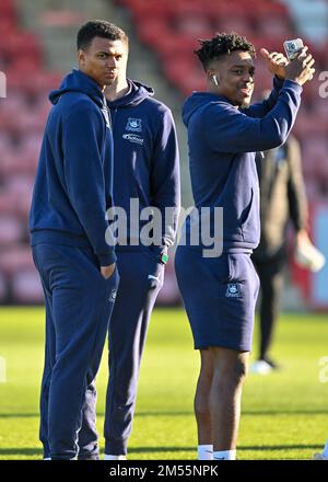 Cheltenham, Royaume-Uni. 26th décembre 2022. Plymouth Argyle forward Morgan Whittaker (19) et Plymouth Argyle forward Niall Ennis (11) se promènent et inspectent le terrain pendant le match Sky Bet League 1 Cheltenham Town vs Plymouth Argyle au stade Jonny-Rocks, Cheltenham, Royaume-Uni, 26th décembre 2022 (photo de Stanley Kasala/News Images) à Cheltenham, Royaume-Uni le 12/26/2022. (Photo de Stanley Kasala/News Images/Sipa USA) crédit: SIPA USA/Alay Live News Banque D'Images