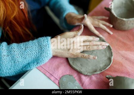 Atelier de poterie. Un plat d'artisanat en poterie à partir d'une argile crue. Création de céramiques pour adultes Banque D'Images