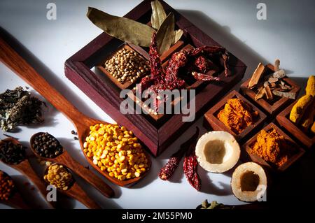 Une vue de dessus d'un mélange savoureux et épicé d'épices indiennes servi dans des boîtes et des cuillères en bois Banque D'Images