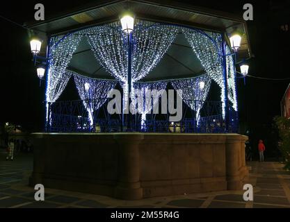 Kiosque sur la Plaza de Pombo la nuit avec des lumières de Noël décoration Santander Cantabria Espagne Banque D'Images