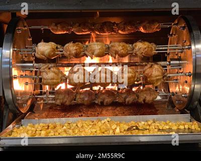 Les poulets rôtis, les poulets sur la broche cuisent dans un four. Concept de rôtir Banque D'Images