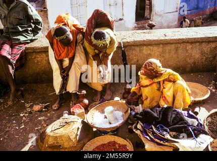 Ethiopie, 1970s, Harar, marché, femme âgée vendant du sel, deux jeunes femmes shopping, région de Harari, Afrique de l'est, Banque D'Images