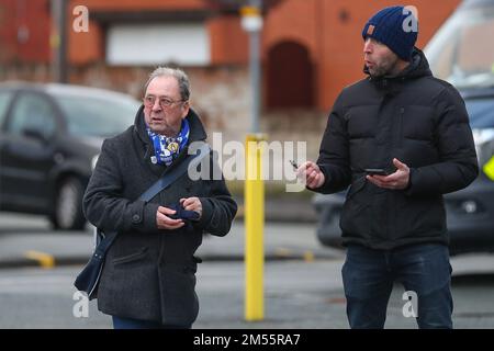 Preston, Royaume-Uni. 26th décembre 2022. Les fans de Huddersfield Town arrivent devant le match de championnat de Sky Bet Preston North End vs Huddersfield Town à Deepdale, Preston, Royaume-Uni, 26th décembre 2022 (photo de Gareth Evans/News Images) à Preston, Royaume-Uni, le 12/26/2022. (Photo de Gareth Evans/News Images/Sipa USA) Credit: SIPA USA/Alay Live News Banque D'Images