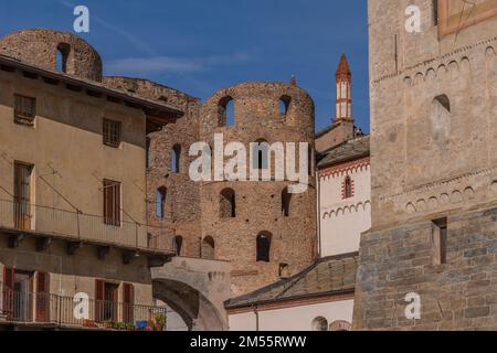 Vue sur la ville à la cathédrale de Susa dans le Piémont avec de vieux bâtiments, fond bleu ciel Banque D'Images