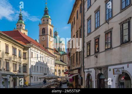 LJUBJANA, SLOVÉNIE - NOVEMBRE 05,2022: Vue sur la rue avec des bâtiments architecturaux dans la capitale de la slovénie, arrière-plan de la tour de la cathédrale Banque D'Images