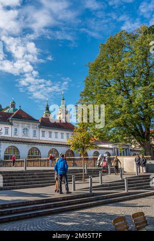 LJUBJANA, SLOVÉNIE - NOVEMBRE 05,2022: Vue sur la rue avec les gens au pont à côté du marché central, arrière-plan de la tour de la cathédrale Banque D'Images