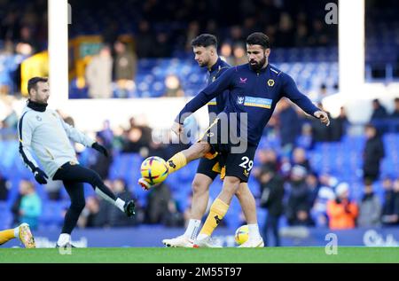 Wolverhampton Wanderers Diego Costa (à droite) se réchauffe avant le match de la Premier League à Goodison Park, Liverpool. Date de la photo: Lundi 26 décembre 2022. Banque D'Images