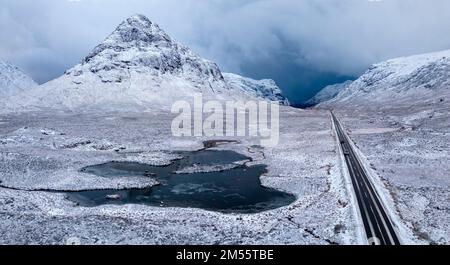 Glen COE, Écosse, Royaume-Uni. 26th décembre 2022. vue aérienne de la neige a couvert Glen COE aujourd'hui. Le lendemain de Noël a vu de fortes chutes de neige sur des terrains plus élevés dans les Highlands écossais. Dans Glen COE Iain Masterton/Alay Live News Banque D'Images