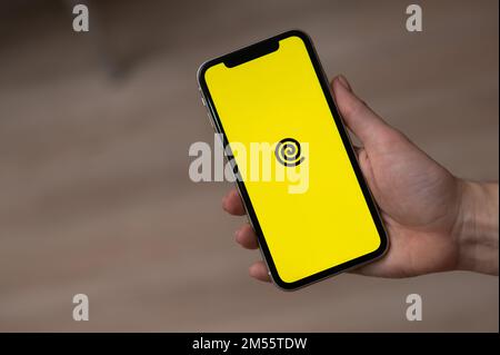 3 décembre 2022 Almaty Kazakhstan: Femme sans visage tenant un smartphone avec le logo de livraison yandex. Banque D'Images