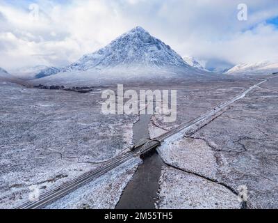 Glen COE, Écosse, Royaume-Uni. 26th décembre 2022. vue aérienne de la neige a couvert Glen COE aujourd'hui. Le lendemain de Noël a vu de fortes chutes de neige sur des terrains plus élevés dans les Highlands écossais. Dans Glen COE Iain Masterton/Alay Live News Banque D'Images