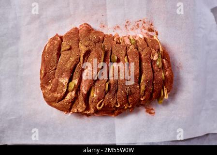 La viande aux épices est prête à cuire au four Banque D'Images