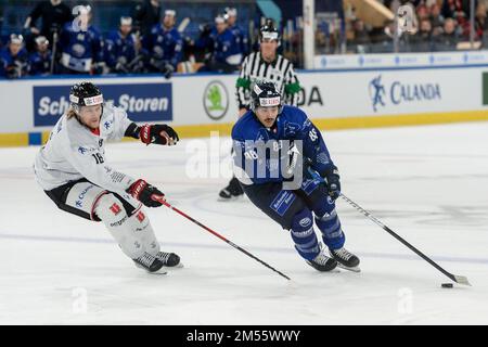 26.12.2022, Davos, Eisstadion Davos, Sprengler Cup: HC Ambri-Piotta - Orebro HK, Inti Pestoni de HC Ambri-Piotta contre Rodrigo Abol d'Örebro HK (Andrea Branca / SPP-JP) Banque D'Images