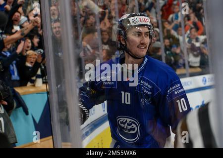 26.12.2022, Davos, Eisstadion Davos, Sprengler Cup: HC Ambri-Piotta - Orebro HK, Alexander Formentin de HC Ambri-Piotta célébrer son but 1:0 (Andrea Branca / SPP-JP) Banque D'Images