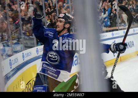 26.12.2022, Davos, Eisstadion Davos, Sprengler Cup: HC Ambri-Piotta - Orebro HK, Alexander Formentin de HC Ambri-Piotta célébrer son but 1:0 (Andrea Branca / SPP-JP) Banque D'Images