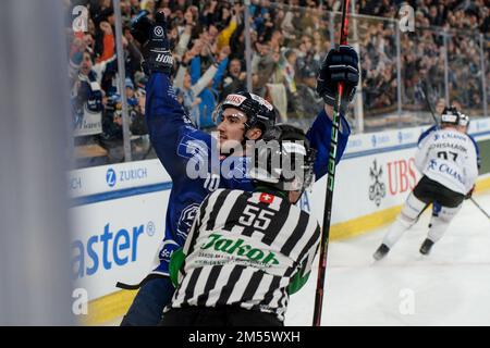 26.12.2022, Davos, Eisstadion Davos, Sprengler Cup: HC Ambri-Piotta - Orebro HK, Alexander Formentin de HC Ambri-Piotta célébrer son but 1:0 (Andrea Branca / SPP-JP) Banque D'Images