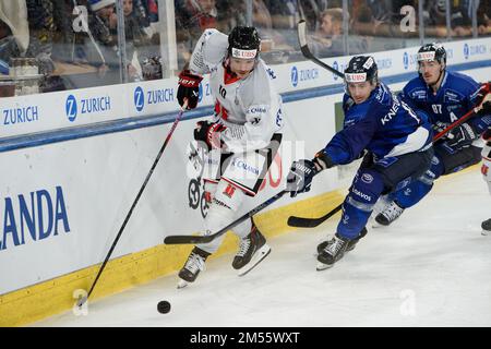 26.12.2022, Davos, Eisstadion Davos, Sprengler Cup: HC Ambri-Piotta - Orebro HK, Rihards Marenis d'Örebro HK contre Johnny Kneubuehler de HC Ambri-Piotta (Andrea Branca / SPP-JP) Banque D'Images