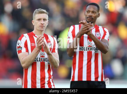 Londres, Angleterre, 26th décembre 2022. Ben Mee de Brentford et Ethan Pinnock de Brentford applaudissent les fans après le match de la Premier League au Brentford Community Stadium, à Londres. Le crédit photo devrait se lire: Paul Terry / Sportimage Banque D'Images