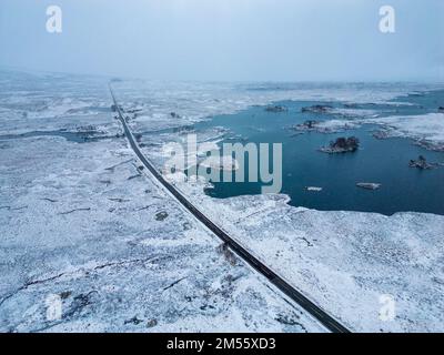 Glen COE, Écosse, Royaume-Uni. 26th décembre 2022. Vue aérienne de l'autoroute A82 à travers une neige sombre couverte de Rannoch Moor près de Glen COE. Le lendemain de Noël a vu de fortes chutes de neige sur des terrains plus élevés dans les Highlands écossais. Iain Masterton/Alay Live News Banque D'Images