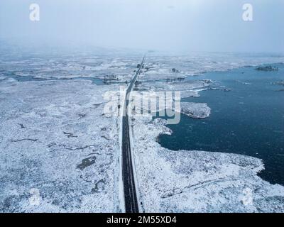 Glen COE, Écosse, Royaume-Uni. 26th décembre 2022. Vue aérienne de l'autoroute A82 à travers une neige sombre couverte de Rannoch Moor près de Glen COE. Le lendemain de Noël a vu de fortes chutes de neige sur des terrains plus élevés dans les Highlands écossais. Iain Masterton/Alay Live News Banque D'Images