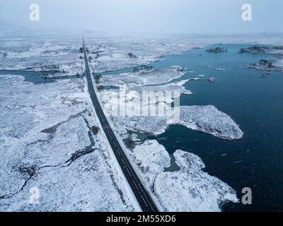 Glen COE, Écosse, Royaume-Uni. 26th décembre 2022. Vue aérienne de l'autoroute A82 à travers une neige sombre couverte de Rannoch Moor près de Glen COE. Le lendemain de Noël a vu de fortes chutes de neige sur des terrains plus élevés dans les Highlands écossais. Iain Masterton/Alay Live News Banque D'Images