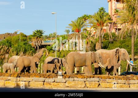 BENALMADENA, ESPAGNE - 21 NOVEMBRE 2022 des sculptures d'éléphants grandeur nature sont situées sur un rond-point dans la ville touristique et côtière de Benalmadena à Spa Banque D'Images