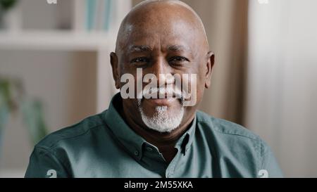 Portrait en gros plan à la maison mâle tête calme personnes âgées adulte senior africain 60s hommes visage à l'intérieur regardant l'appareil photo. Un vieux PDG à la retraite pose Banque D'Images