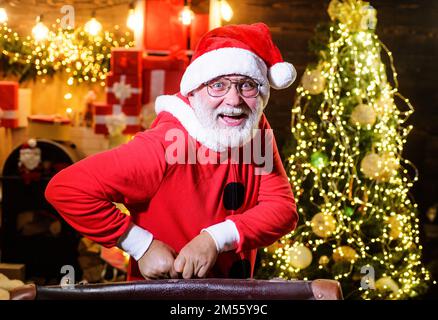 Vacances de Noël. Joyeux Père Noël avec une valise. Voyage nouvel an, voyage touristique, vacances. Banque D'Images