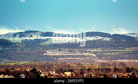 Glasgow, Écosse, Royaume-Uni 26th décembre 2022. Météo au Royaume-Uni : neige sur les hauteurs du Renfrewshire, au sud de la ville, au-dessus du village de Neilston. Crédit Gerard Ferry/Alay Live News Banque D'Images