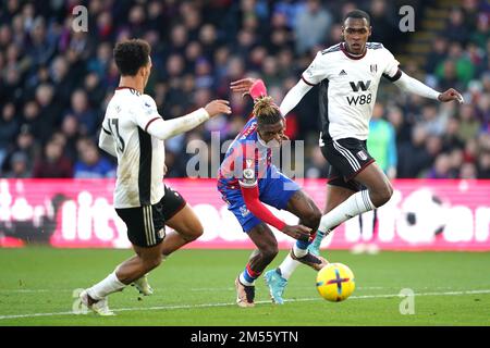 Wilfried Zaha (au centre) du Crystal Palace tente de réaliser un tir sur but lors du match de la Premier League à Selhurst Park, Londres. Date de la photo: Lundi 26 décembre 2022. Banque D'Images