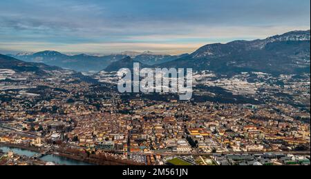 TRENTO CITY - vue d'ensemble nocturne de Trento City -Trentin-Haut-Adige pendant la fête de Noël - Trentin-Haut-Adige - Nord de l'Italie - Europe Banque D'Images