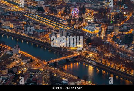 TRENTO CITY - vue d'ensemble nocturne de Trento City -Trentin-Haut-Adige pendant la fête de Noël - Trentin-Haut-Adige - Nord de l'Italie - Europe Banque D'Images