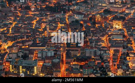 TRENTO CITY - vue d'ensemble nocturne de Trento City -Trentin-Haut-Adige pendant la fête de Noël - Trentin-Haut-Adige - Nord de l'Italie - Europe Banque D'Images